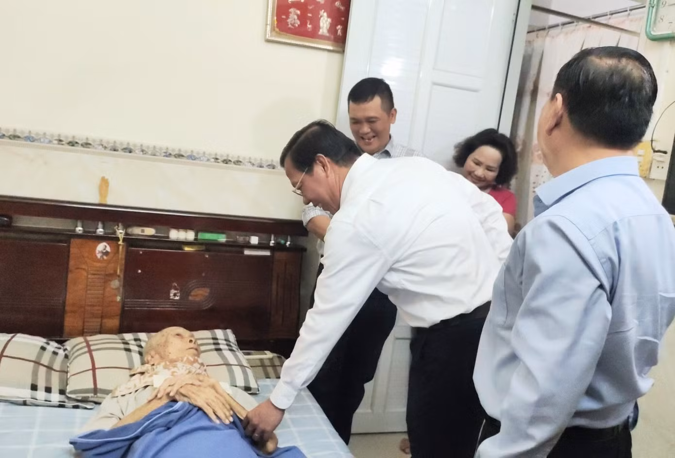 Tiếp đó, lãnh đạo TPHCM đến thăm ông Trần Văn Tám (94 tuổi), cha liệt sĩ Trần Văn Khánh đã hy sinh tại chiến trường Campuchia khi chiến đấu truy quét tàn quân Pôn Pốt. Ảnh: Ngô Tùng