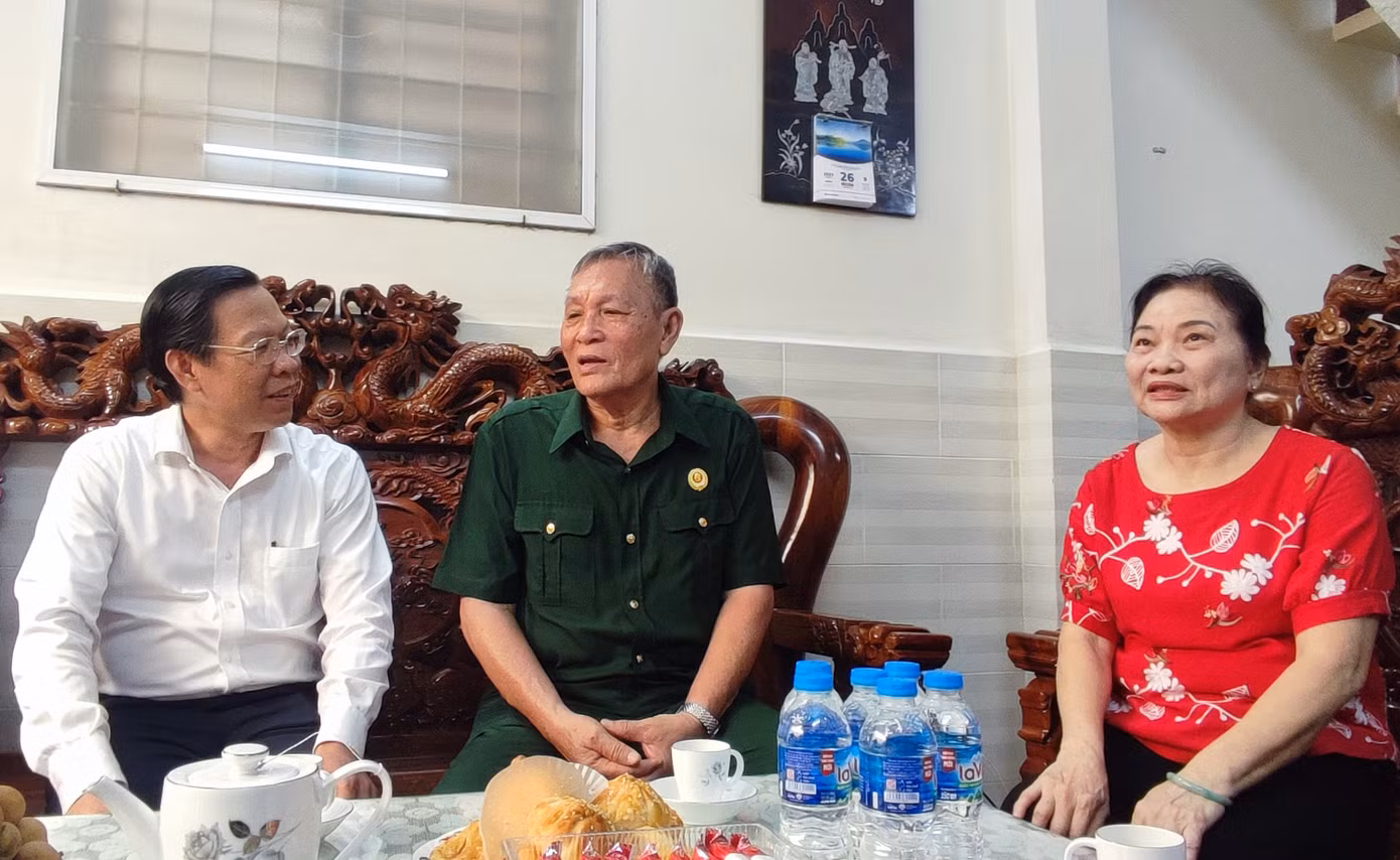 Chủ tịch UBND TPHCM Phan Văn Mãi thăm hỏi, chúc sức khoẻ thương binh Nguyễn Văn Đại, 71 tuổi. Ông Đại là người hoạt động kháng chiến, bị nhiễm chất độc hoá học trên 61%, hiện đang chạy chữa cùng lúc nhiều bệnh tật. Thay mặt lãnh đạo thành phố, Chủ tịch Phan Văn Mãi cám ơn ông Đại đã cống hiến thời trai trẻ tham gia đóng góp cho sự nghiệp chung của đất nước; đồng thời mong ông Đại luôn giữ tinh thần vui vẻ, là chỗ dựa tinh thần cho các con cháu. Lãnh đạo thành phố cũng đề nghị các cấp địa phương, Chi bộ theo sát, chăm lo các trường hợp thương bệnh binh, gia đình chính sách, kịp thời giải quyết, động viên họ. Ảnh: Ngô Tùng