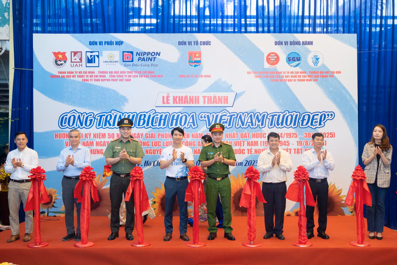 Bí thư Thường trực T.Ư Đoàn Nguyễn Ngọc Lương, Phó Giám đốc Công an TPHCM Mai Hoàng cùng đại diện các đơn vị khánh thành công trình. Ảnh: Quốc Thanh