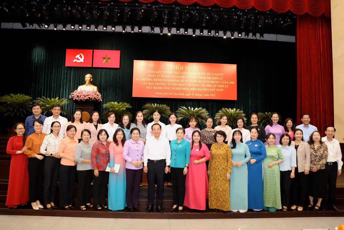 Bí thư Thành ủy TPHCM Nguyễn Văn Nên chụp ảnh cùng cán bộ nữ TPHCM. Ảnh: Ngô Tùng