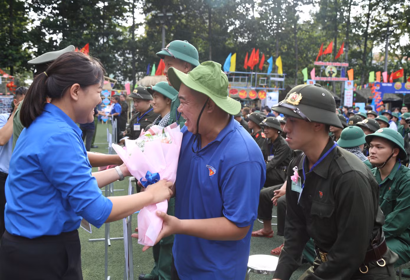 Chị Phan Ngọc Đoan Trang, Bí thư Thành Đoàn Thủ Đức, Trưởng ban tổ chức Hội trại tòng quân TP. Thủ Đức 2023 trao hoa động viên các tiểu trại.