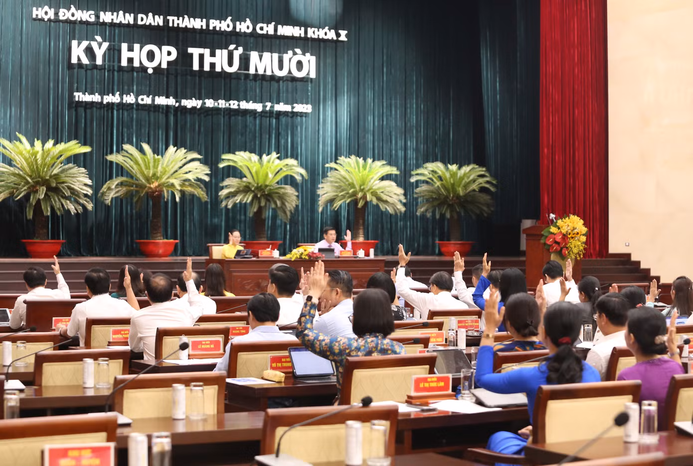 Đại biểu thống nhất thông qua một số nội dung trình tại kỳ họp. Ảnh: Ngô Tùng