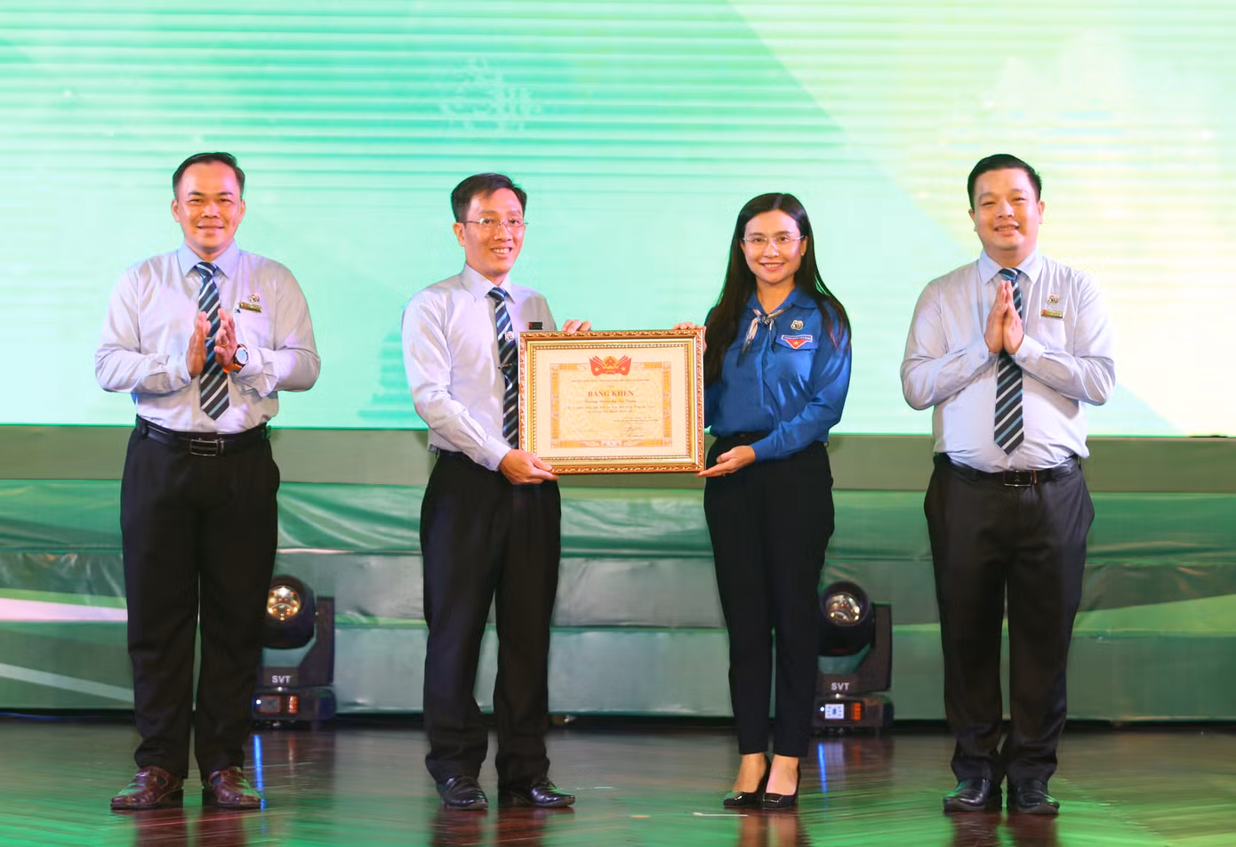Bí thư T.Ư Đoàn Nguyễn Phạm Duy Trang trao Bằng khen T.Ư Đoàn ghi nhận đóng góp hiệu quả của tập thể Trường Đoàn đối với công tác Đoàn, phong trào thanh thiếu niên.