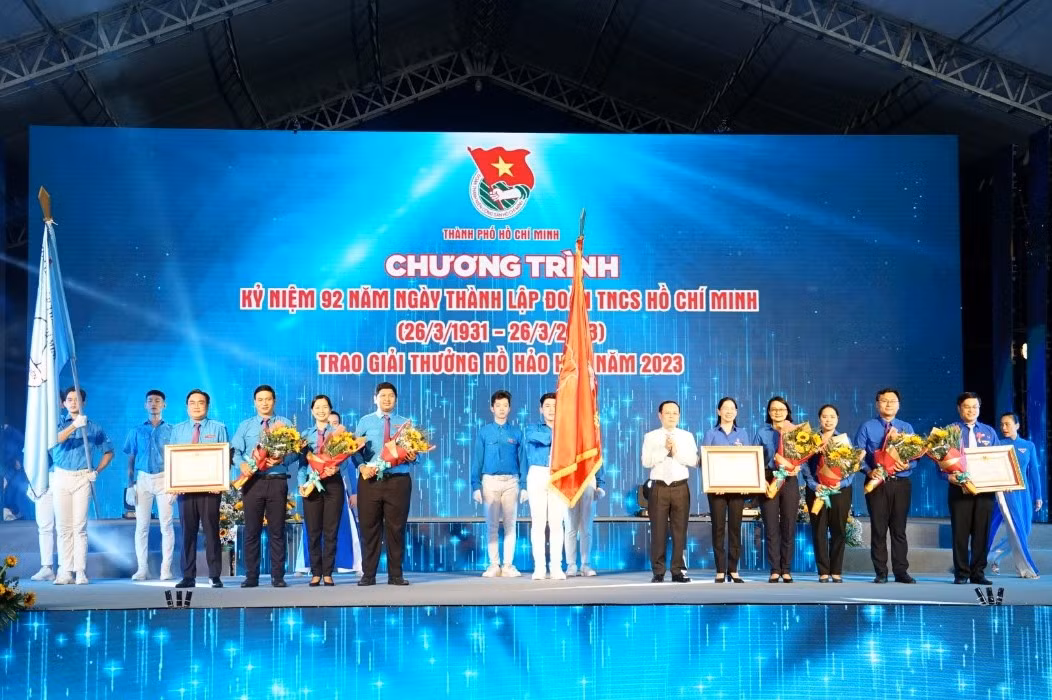 Dịp này, Phó Bí thư Thành ủy TPHCM Nguyễn Văn Hiếu đã trao Huân chương Lao động hạng 3 của Chủ tịch nước cho Đoàn TNCS Hồ Chí Minh TPHCM, Hội LHTN Việt Nam TPHCM để ghi nhận những nỗ lực của tuổi trẻ thành phố trong công tác, phòng chống dịch COVID-19. Anh Đoàn Kim Thành, Giám đốc Trung tâm Phát triển khoa học và Công nghệ Trẻ Thành Đoàn cũng được trao tặng Huân chương Lao động hạng 3.