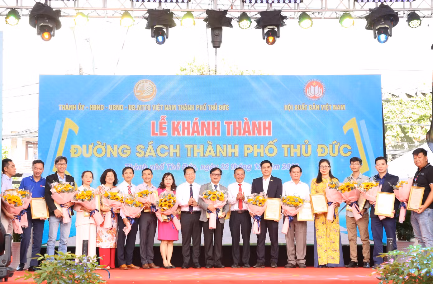 Lãnh đạo TP. Thủ Đức tặng thư cảm ơn các đơn vị đóng góp vào công trình đường sách.