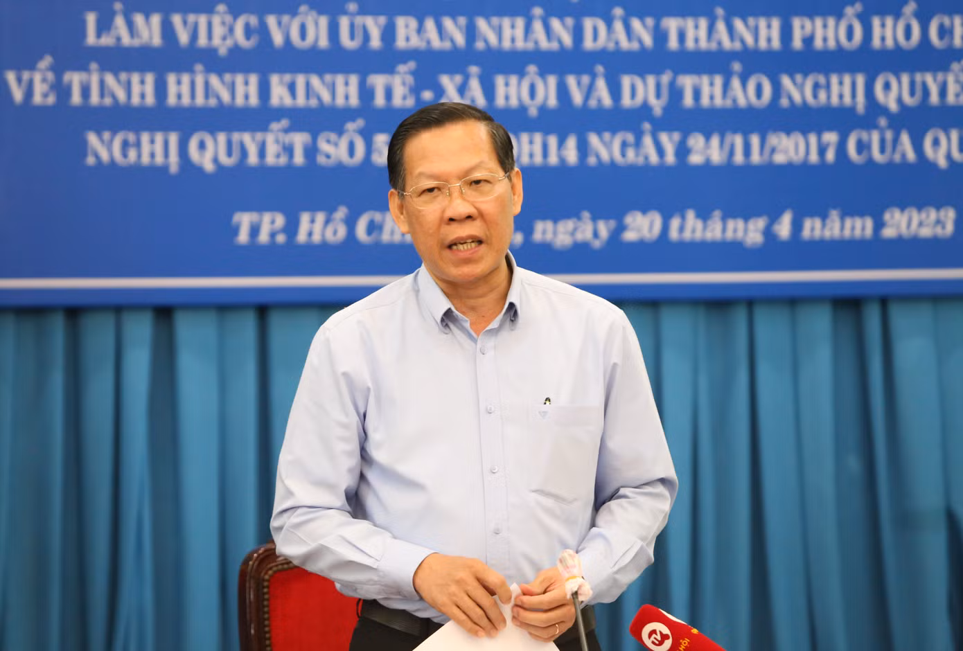 Chủ tịch UBND TPHCM Phan Văn Mãi thông tin tại buổi họp.