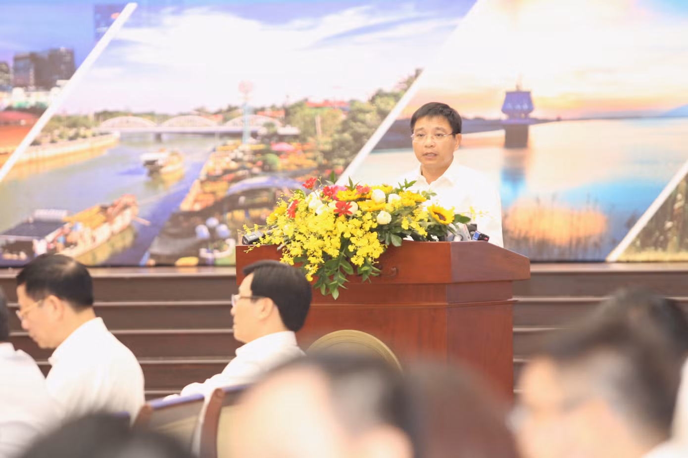 Bộ trưởng Bộ GTVT Nguyễn Văn Thắng trao đổi tại hội nghị. Ảnh: Ngô Tùng
