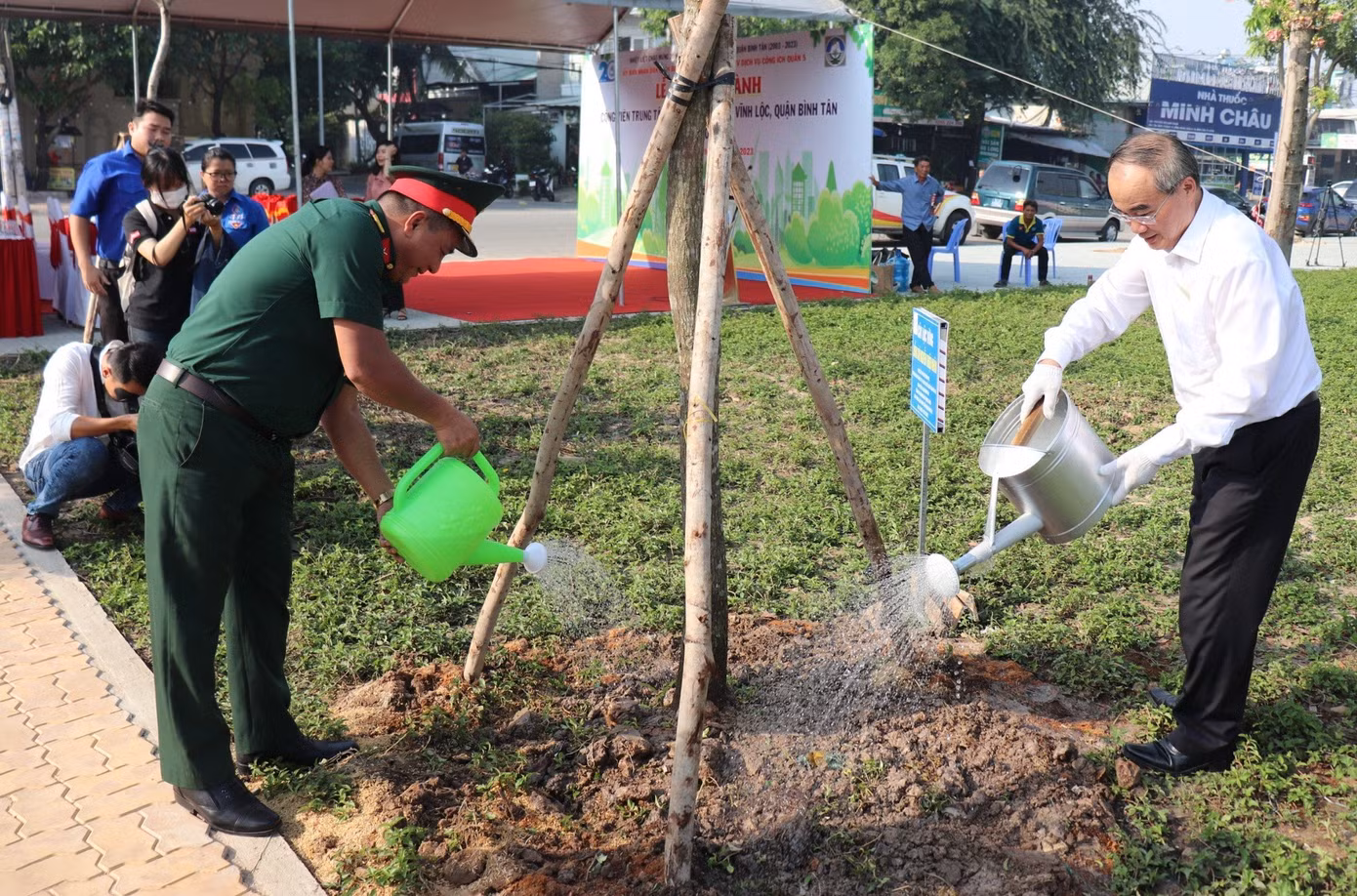 Nguyên Bí thư Thành ủy TPHCM Nguyễn Thiện Nhân (bìa phải) tham gia trồng cây xanh trong khuôn viên công viên.