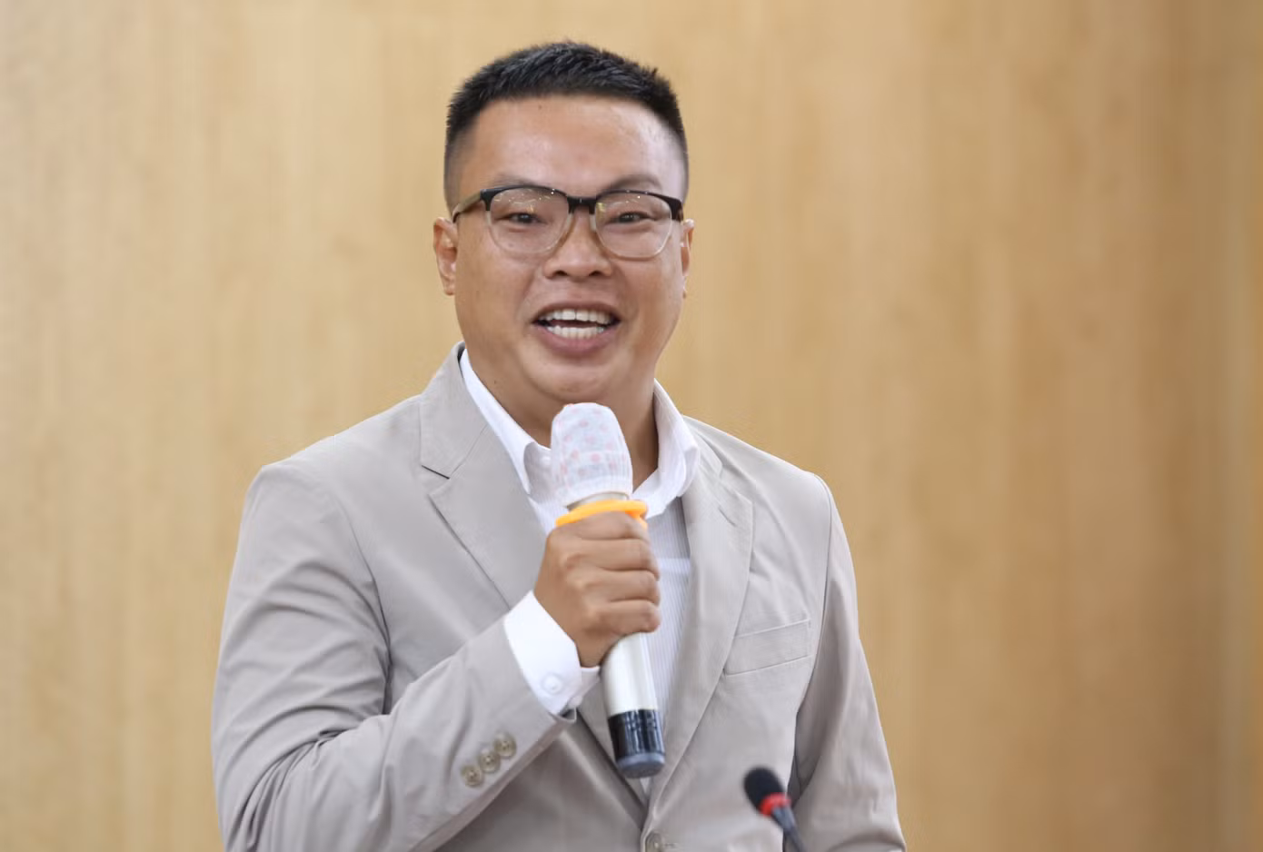 TS. Phạm Ngọc Hiền trao đổi tại tọa đàm. Ảnh: Ngô Tùng