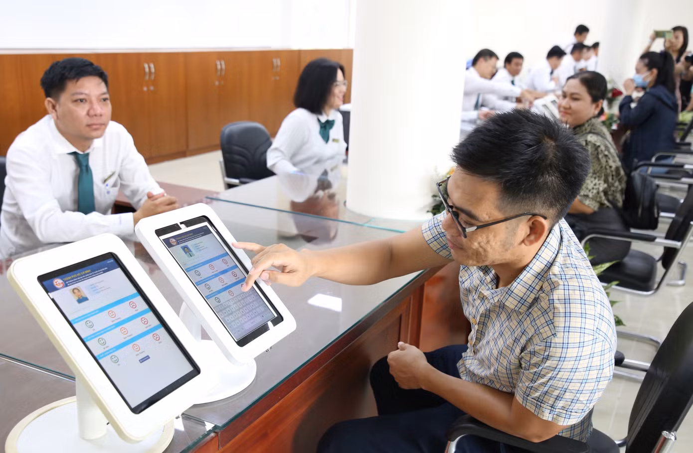 Người dân cũng có thể đánh giá thái độ làm việc của cán bộ sau khi tiếp xúc, làm việc. Ảnh: Ngô Tùng