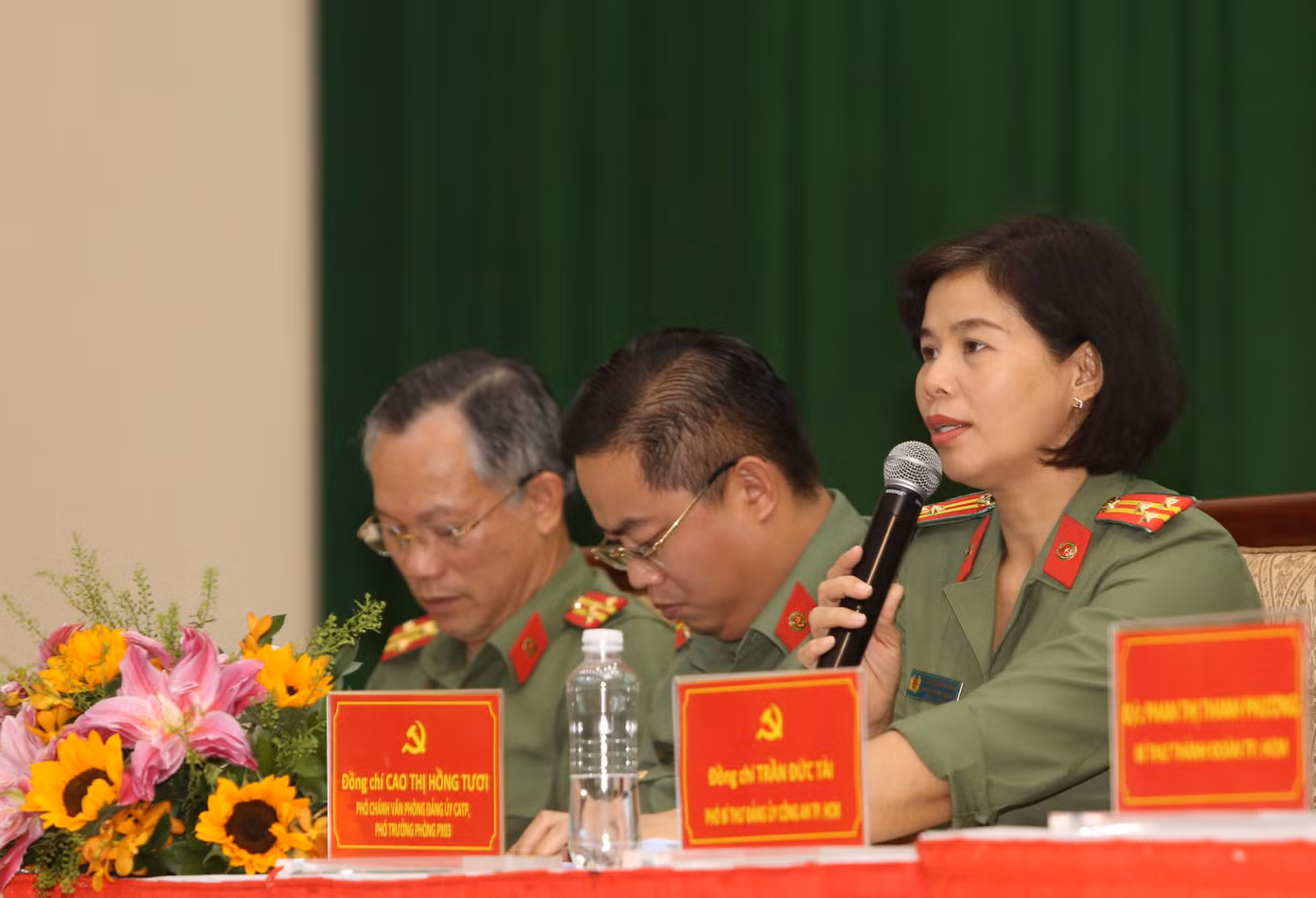 Đại diện Đảng ủy CATP trao đổi với ĐVTN trong lực lượng.