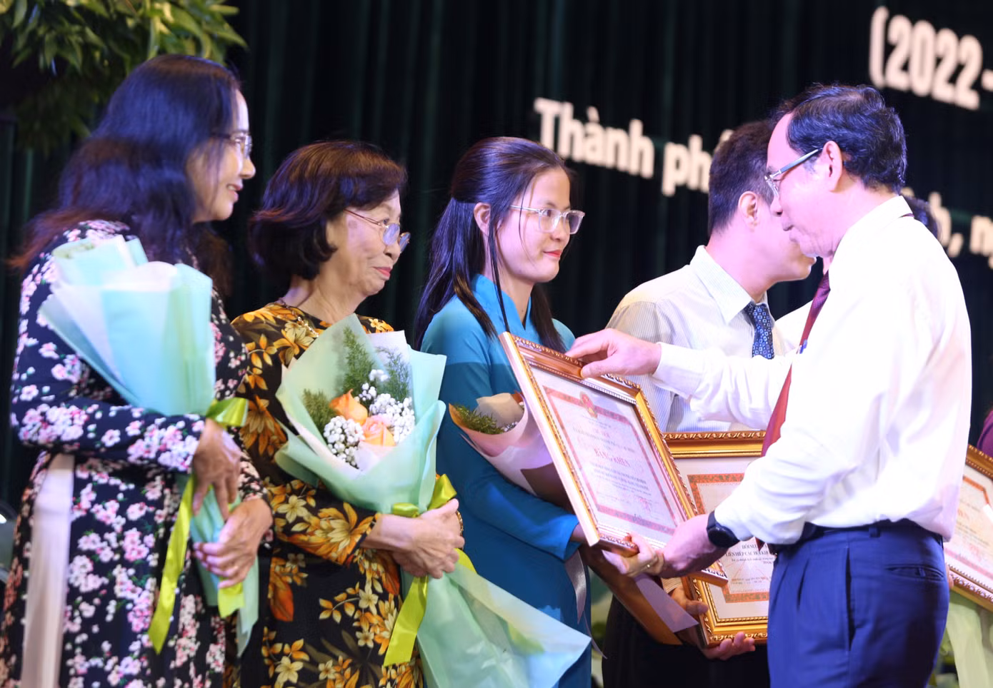 Bí thư Thành ủy TPHCM Nguyễn Văn Nên trao Bằng khen của UBND TPHCM tuyên dương các điển hình học tập và làm theo Bác.