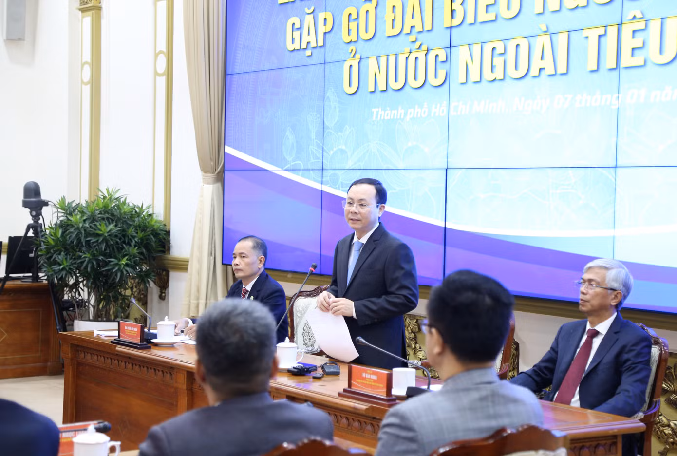 Ông Nguyễn Văn Hiếu trao đổi tại buổi gặp gỡ.