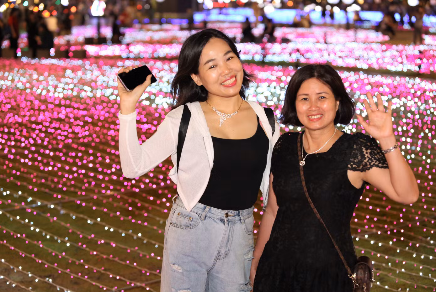 Hào hứng chụp nhiều bức ảnh cùng chị gái, chị Lâm Thị Minh (ngụ quận 7) bày tỏ: "Kiểu trang trí này lạ mắt, hấp dẫn với nhiều màu trông như thảm hoa khoe sắc".