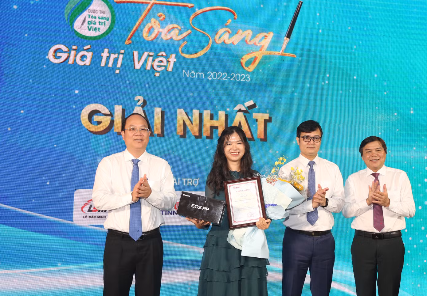 Bí thư thứ nhất T.Ư Đoàn Bùi Quang Huy (thứ 2 từ phải qua) cùng Phó Bí thư Thành uỷ TPHCM Nguyễn Hồ Hải và Tổng Biên tập báo SGGP Tăng Hữu Phong trao giải thưởng cao nhất cho tác giả Minh Nguyễn. Ảnh: Ngô Tùng