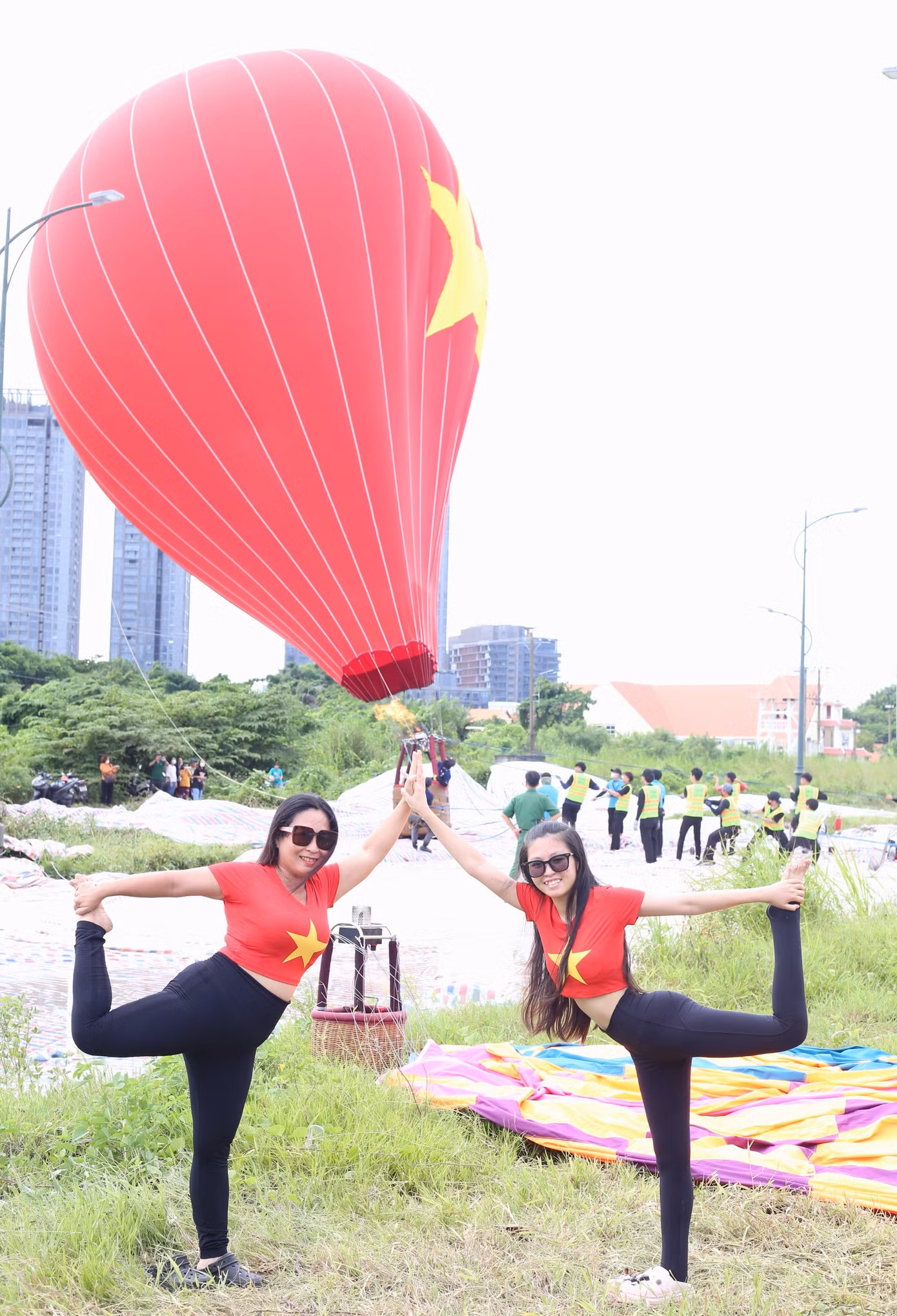 Trong ngày Quốc khánh, chị Thanh Thảo và con gái Mai Thi mặc trang phục áo cờ đỏ sao vàng tạo dáng chụp hình với những quả khinh khí cầu.
