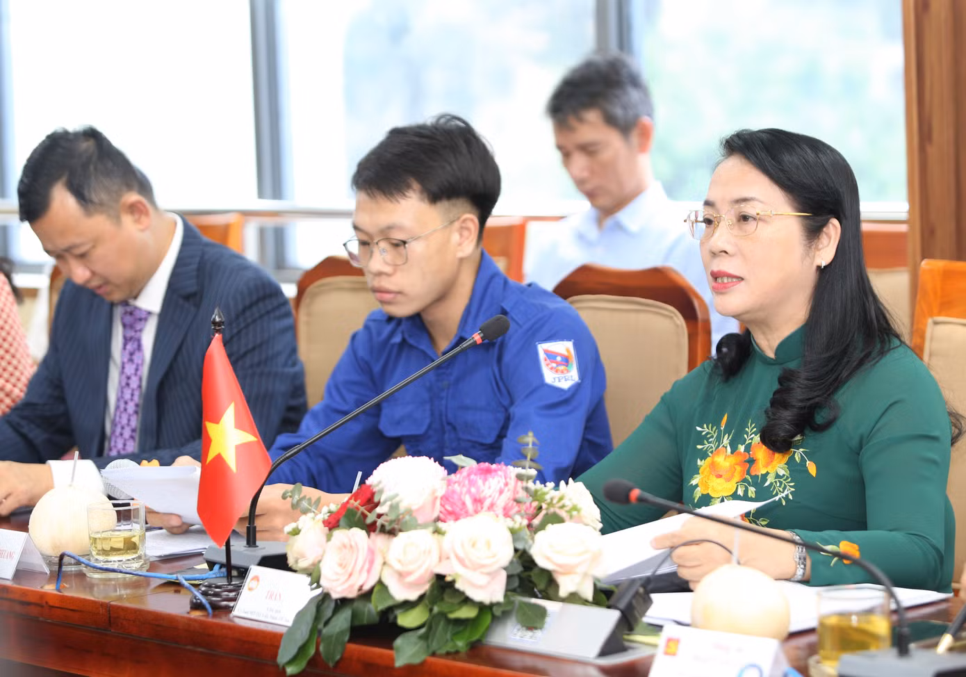 Chủ tịch Ủy ban MTTQ Việt Nam TPHCM Trần Kim Yến thông tin tình hình kinh tế - xã hội TPHCM với đoàn công tác Mặt trận Lào xây dựng đất nước thủ đô Viêng Chăn, chiều 19/4. Ảnh: Ngô Tùng