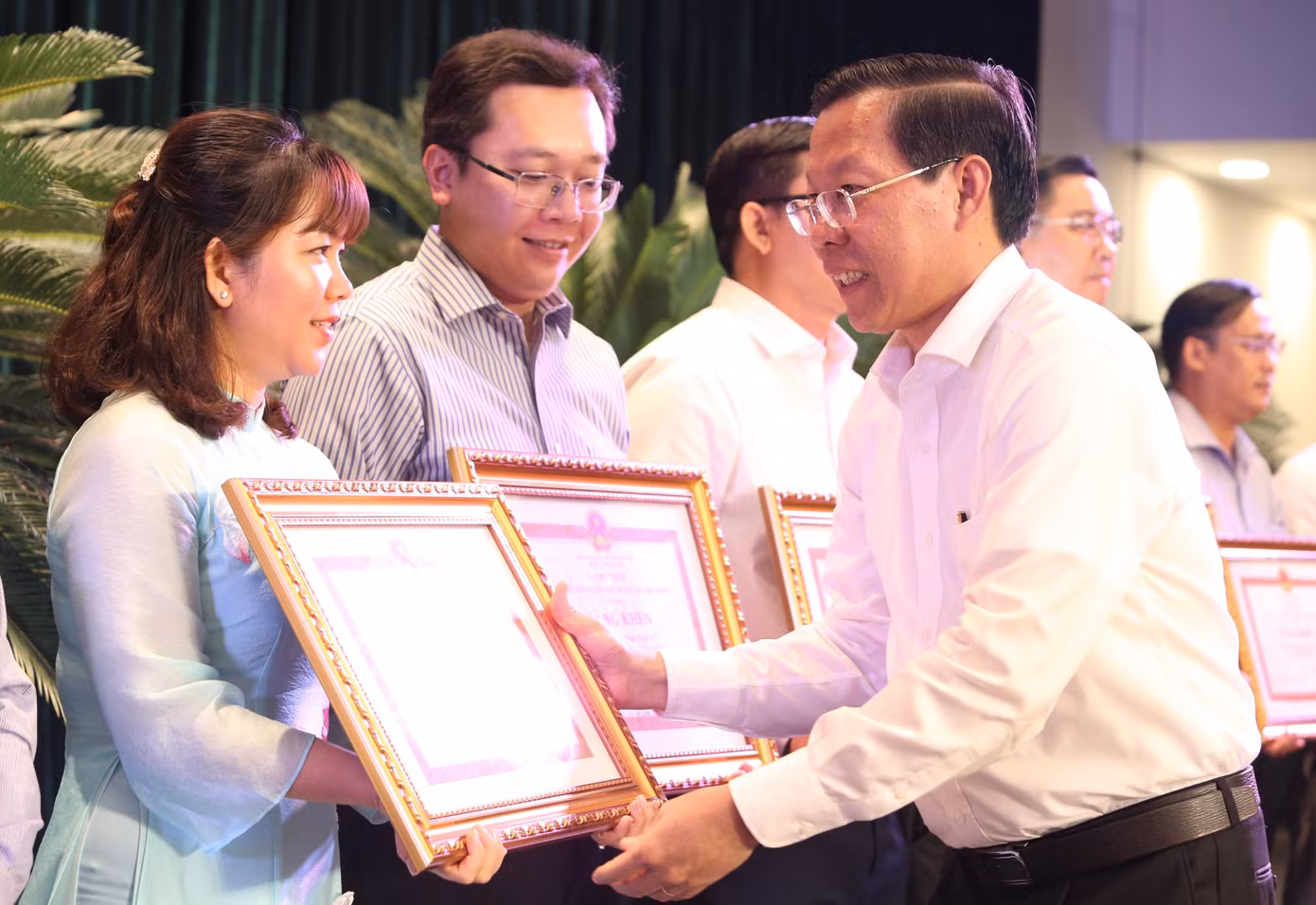 Ông Phan Văn Mãi trao bằng khen ghi nhận nỗ lực của đội ngũ cán bộ lãnh đạo ở cơ sở. Ảnh: Ngô Tùng