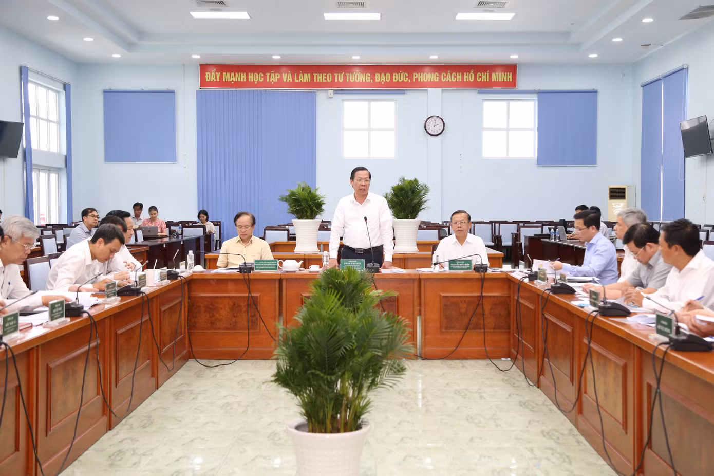 Chủ tịch UBND TPHCM làm việc ngày 13/4 để giải quyết những kiến nghị của UBND TP. Thủ Đức. Ảnh: Ngô Tùng