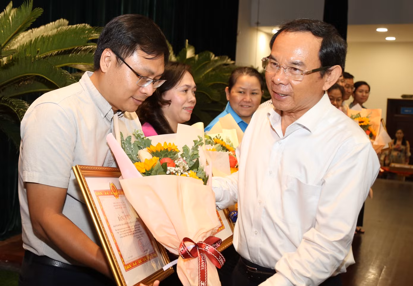 Ông Nguyễn Văn Nên trao bằng khen của Thành ủy TPHCM cho các tập thể có đóng góp tích cực trong thực hiện Nghị quyết 11. Ảnh: Ngô Tùng