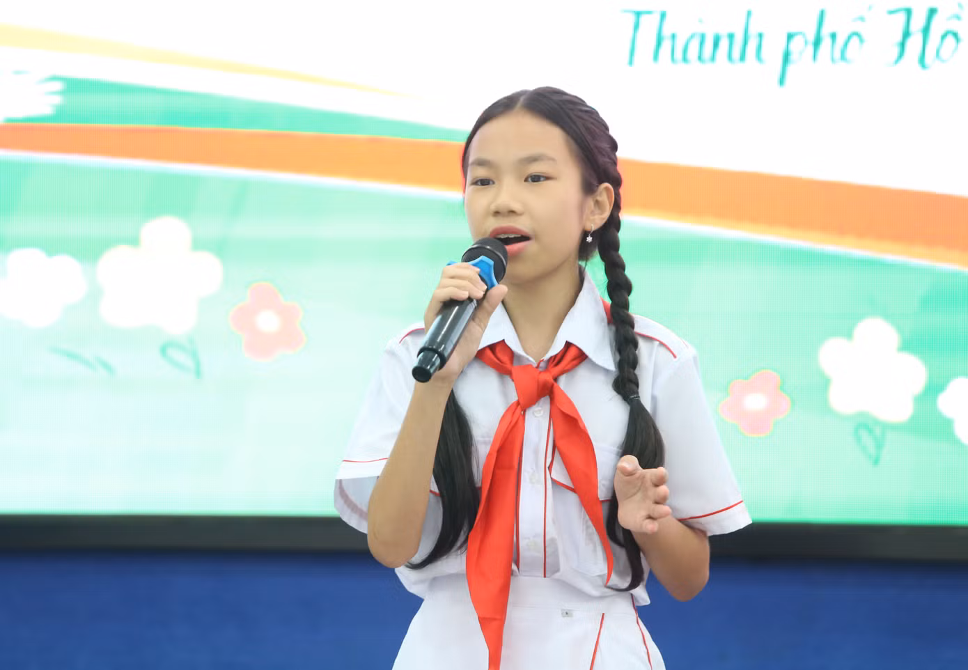 Không chỉ tích cực nêu ý kiến góp ý gửi đến lãnh đạo thành phố, cô bạn nhỏ Khánh Vân còn hát tặng các bạn một ca khúc tiếng Anh.