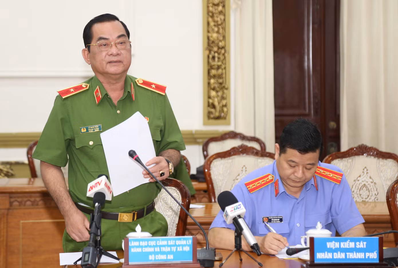 Thiếu tướng Lê Minh Hiếu - Phó Cục trưởng Cục Cảnh sát quản lý hành chính về trật tự xã hội - trao đổi tại hội nghị.