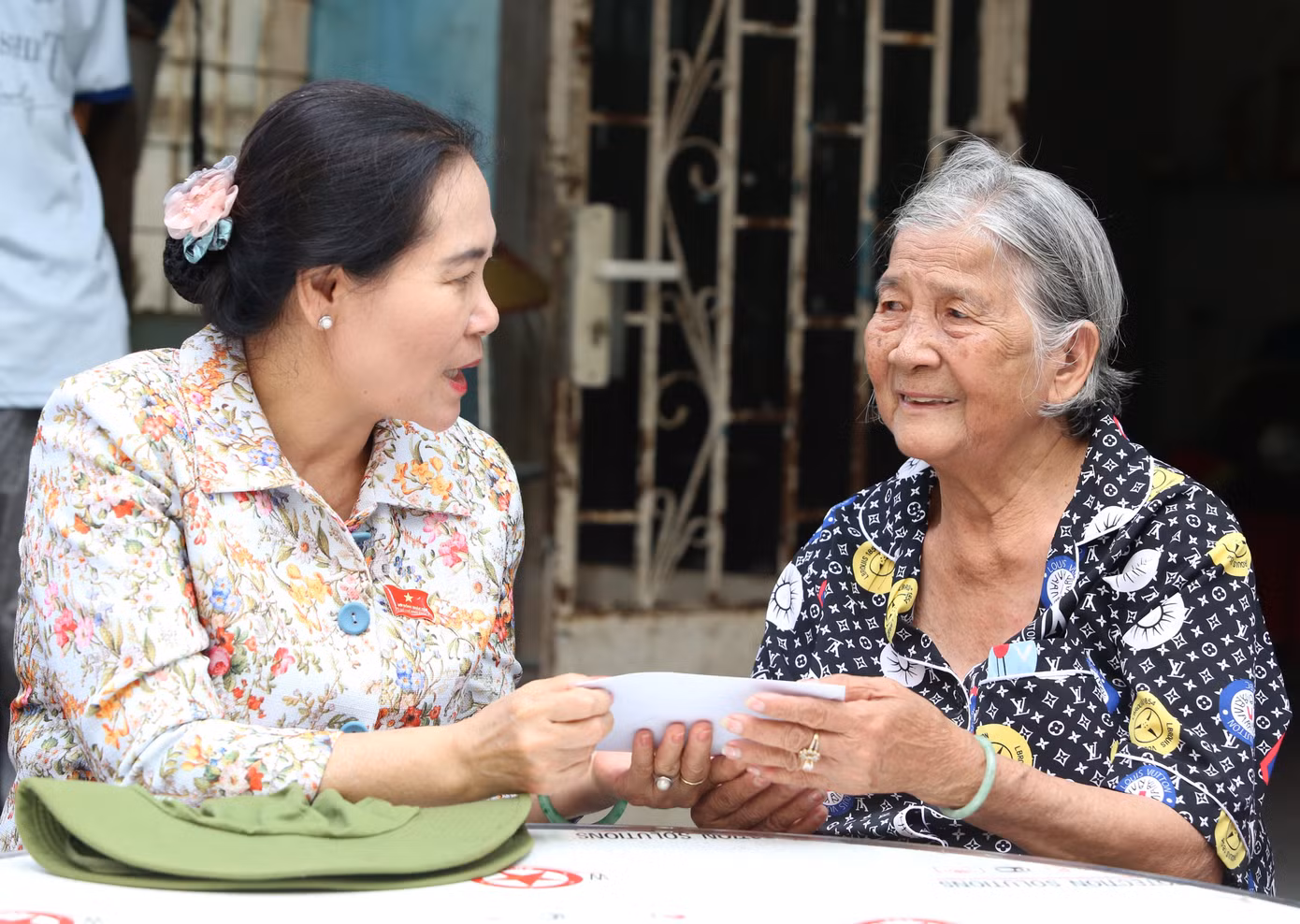 Chiều cùng ngày, Chủ tịch HĐND TPHCM Nguyễn Thị Lệ cũng đến thăm hỏi người dân có đất trong vùng dự án Vành đai 3. Ảnh: Ngô Tùng