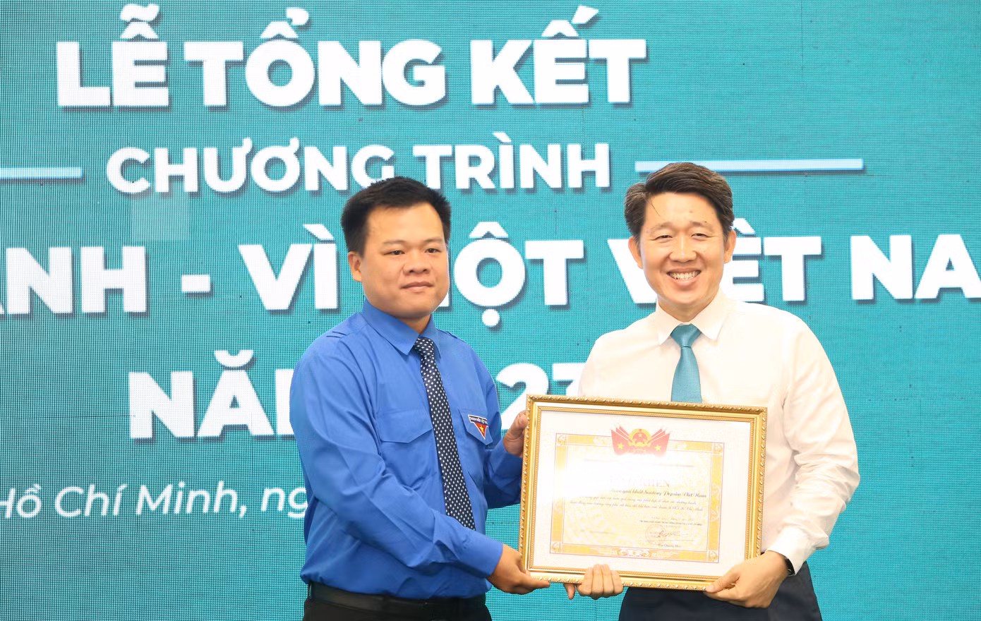 Đại diện lãnh đạo Trung ương Đoàn trao Bằng khen T.Ư Đoàn cho tập thể Công ty TNHH Nước Giải khát Suntory PepsiCo Việt Nam.