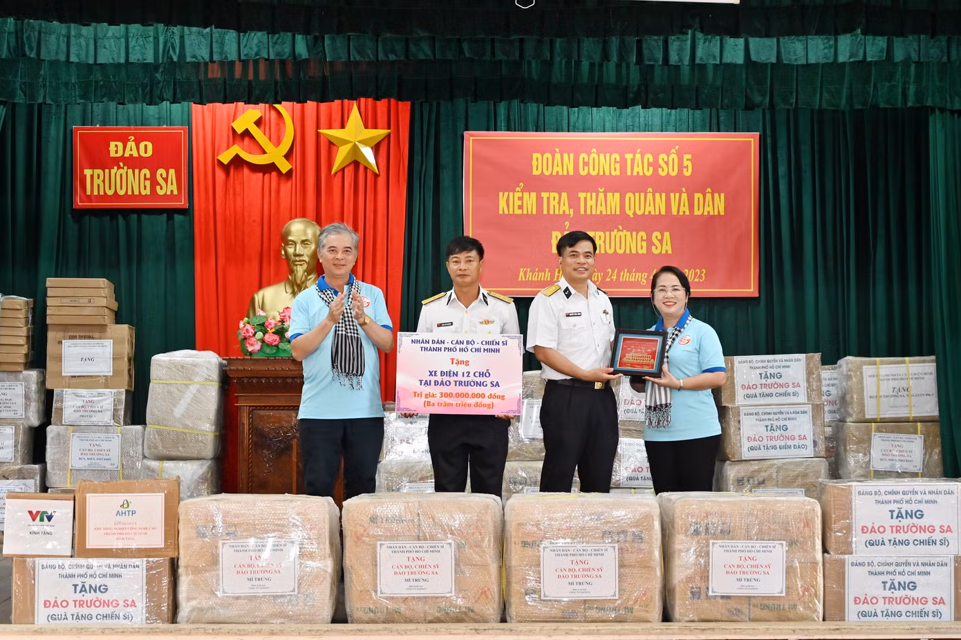Lãnh đạo UBND, Ủy ban MTTQ Việt Nam TPHCM trao quà tặng chiến sĩ, bà con nhân dân Trường Sa. Ảnh: Quốc Thanh