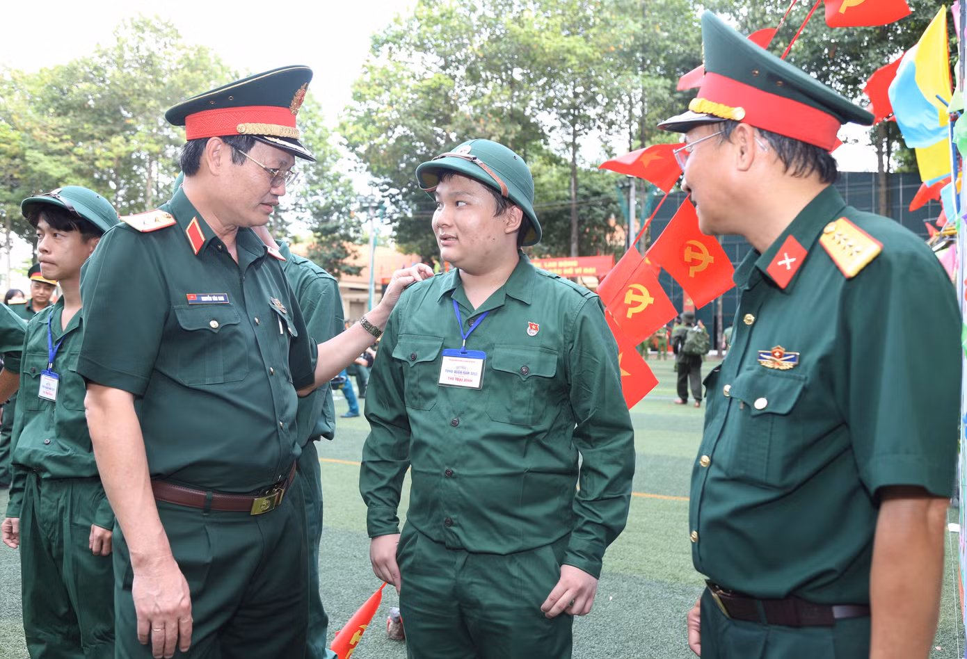 Trung tướng Nguyễn Văn Nam - Tư lệnh Bộ Tư lệnh TPHCM thăm hỏi, động viên tân binh trước ngày nhập ngũ.