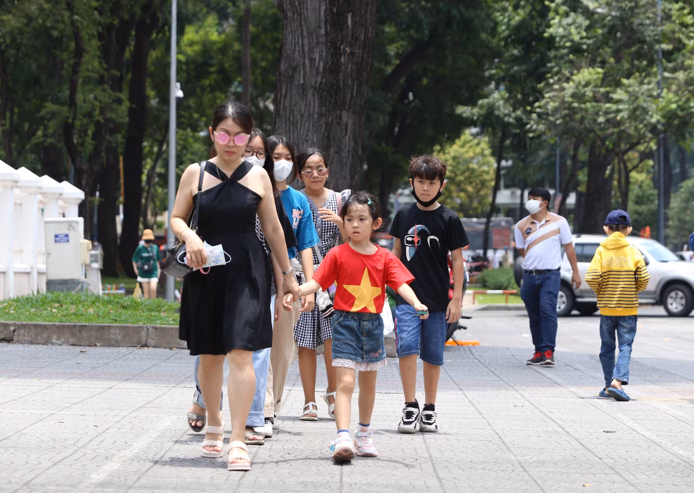 Kỷ niệm ngày thống nhất đất nước 30/4, đông đảo người dân trong nước và du khách quốc tế đổ về những địa điểm du lịch, các thắng cảnh, di tích lịch sử ở khu vực trung tâm TPHCM để hòa chung không khí reo vui của ngày lễ.