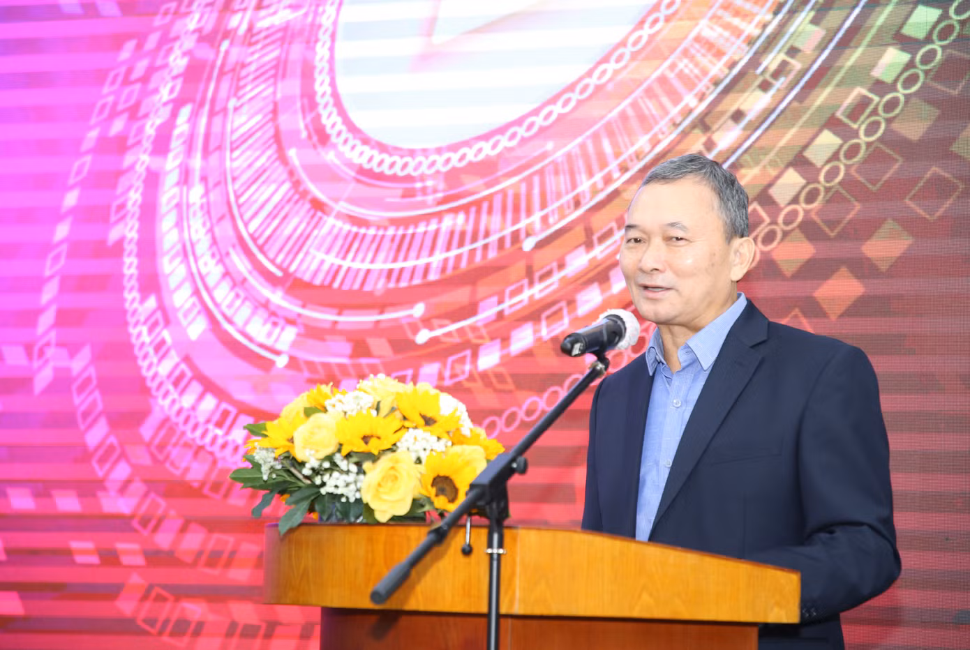 Phó Chủ tịch VNISA Ngô Vi Đồng trao đổi tại buổi lễ. Ảnh: Ngô Tùng