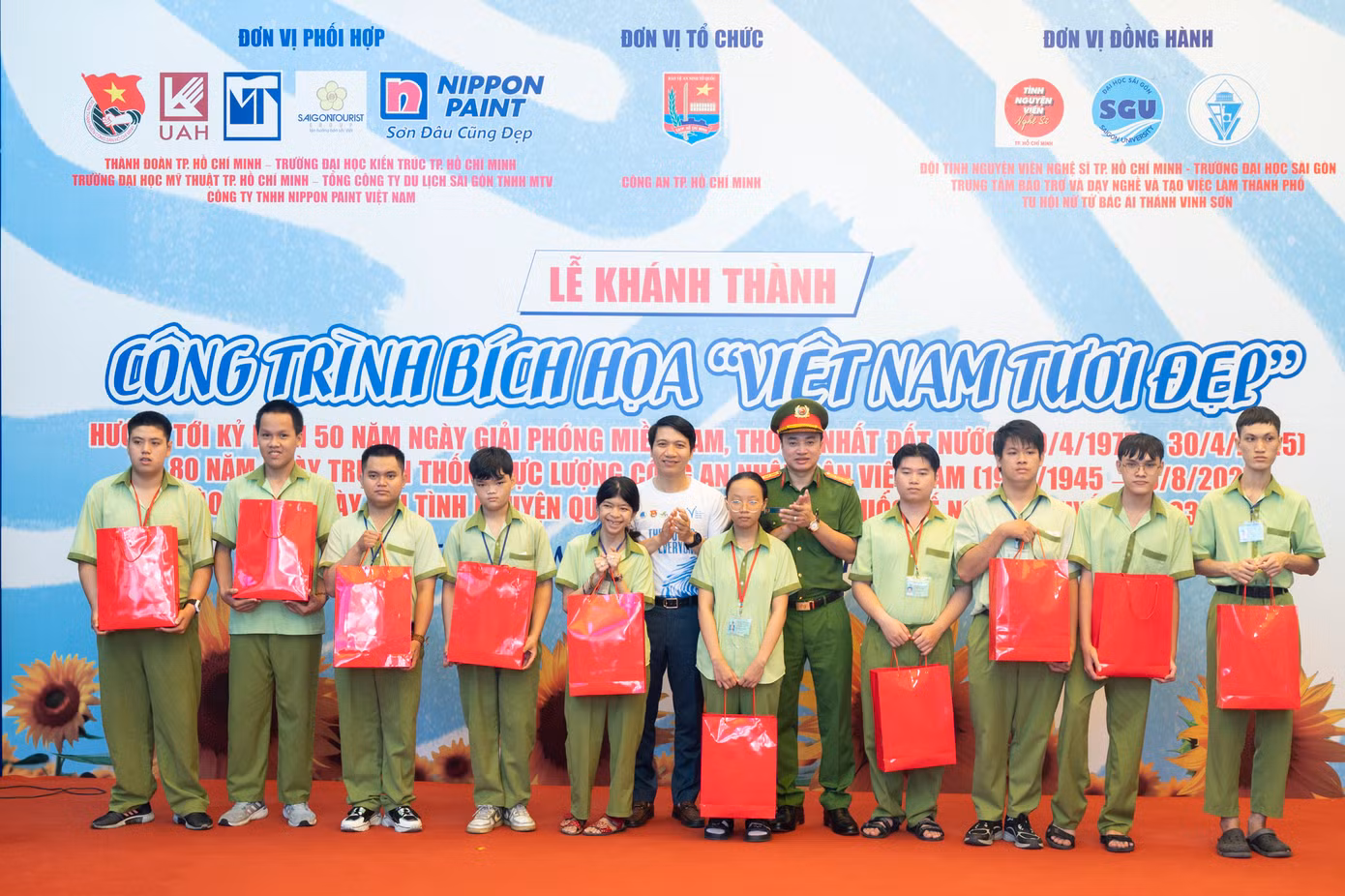 Dịp này, T.Ư Đoàn và Công an TPHCM cũng dành tặng các phần quà gửi đến các em nhỏ tại Trung tâm Bảo trợ - Dạy nghề và tạo việc làm TPHCM.