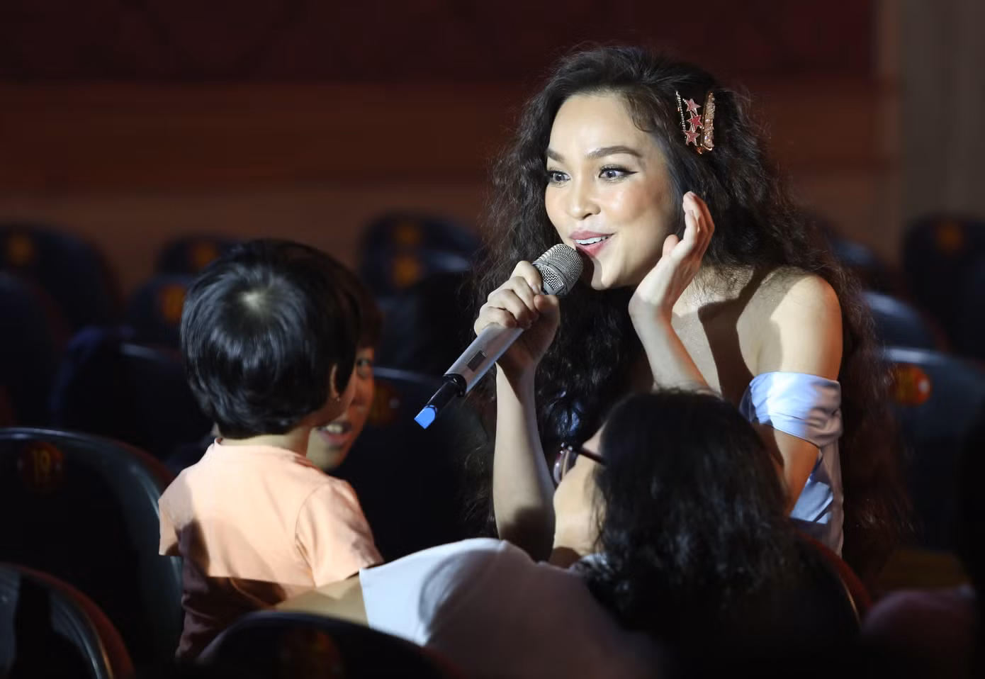 Hiền Thục mang lại bầu không khí vui tươi khi đến gần giao lưu với khán giả đêm nhạc.