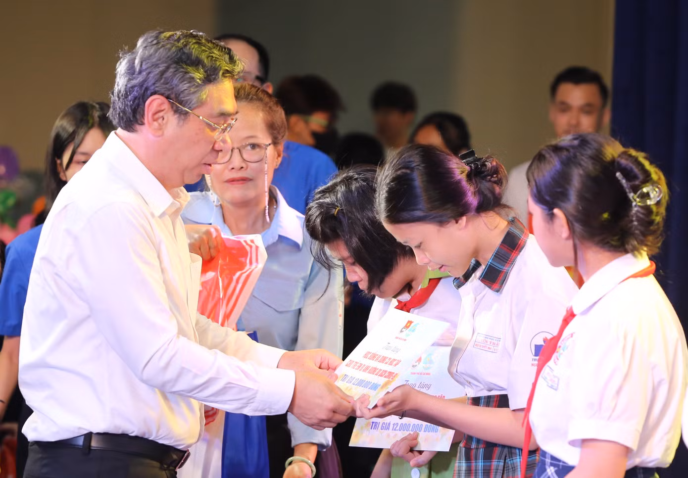 Phó Bí thư Thành ủy TPHCM Nguyễn Phước Lộc trao bảng hỗ trợ học bổng và dụng cụ học tập cho trẻ bị ảnh hưởng của COVID-19. Ảnh: Ngô Tùng