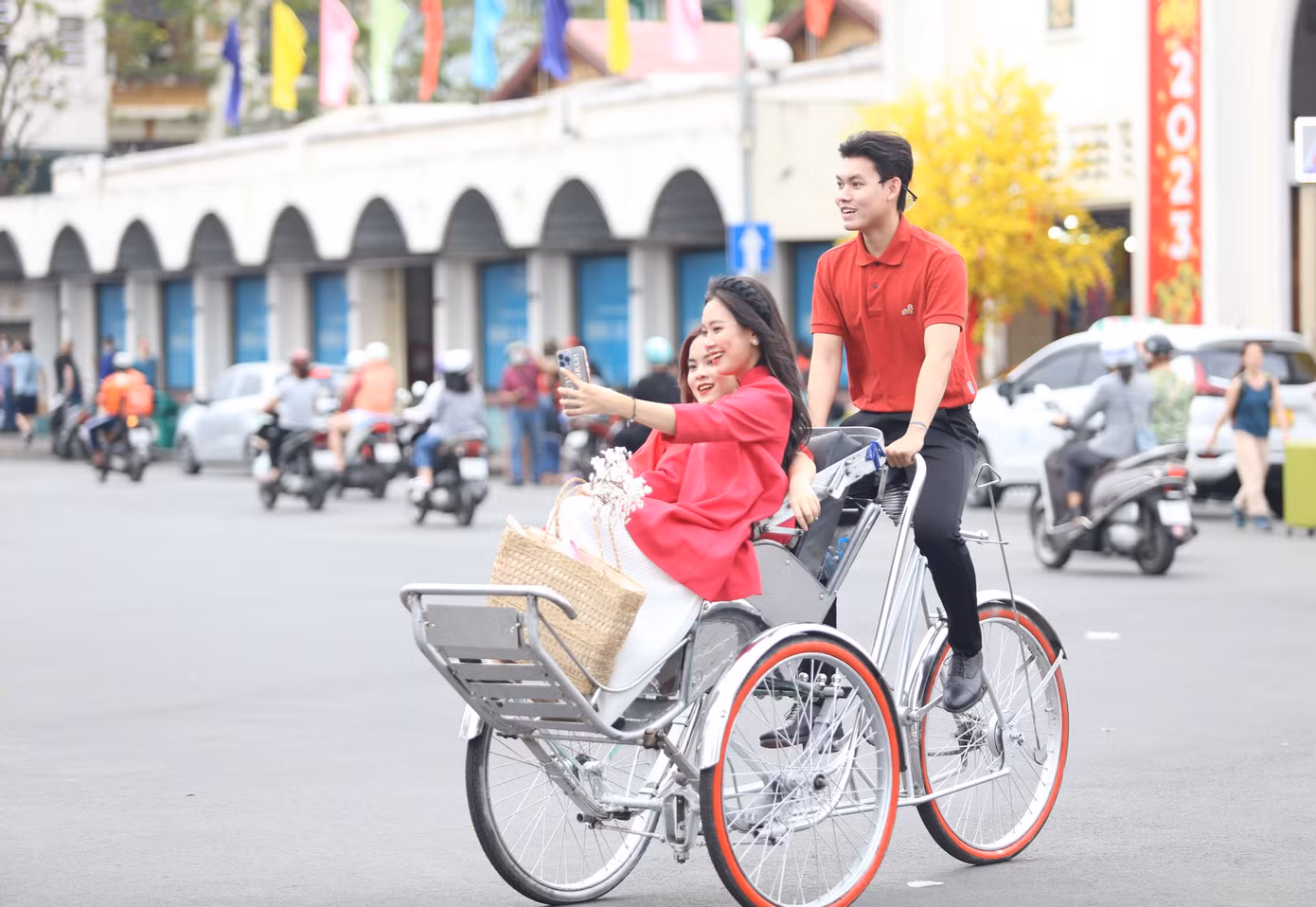 Các bạn trẻ cho biết, dịp Tết hai năm qua đều chụp ở chợ Bến Thành bởi đây là địa điểm rất nổi bật và thích hợp vào thời điểm Tết. "Tụi mình cùng chọn trang phục đỏ với mong muốn có nhiều may mắn trong dịp Tết. Ngoài ra, giờ mỗi đứa cũng không còn nhỏ nữa nhưng vẫn muốn nhận lì xì, nên mặc trang phục này với mong muốn cô chú, họ hàng nhìn thấy có thể lì xì cho tụi mình", Hiệp Cường hóm hỉnh chia sẻ.