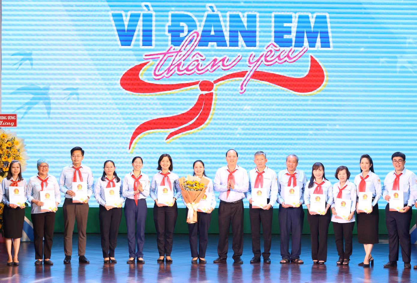 Lãnh đạo TPHCM trao quyết định, tặng hoa chúc mừng tập thể Hội đồng Đội TPHCM giai đoạn 2023 - 2028.