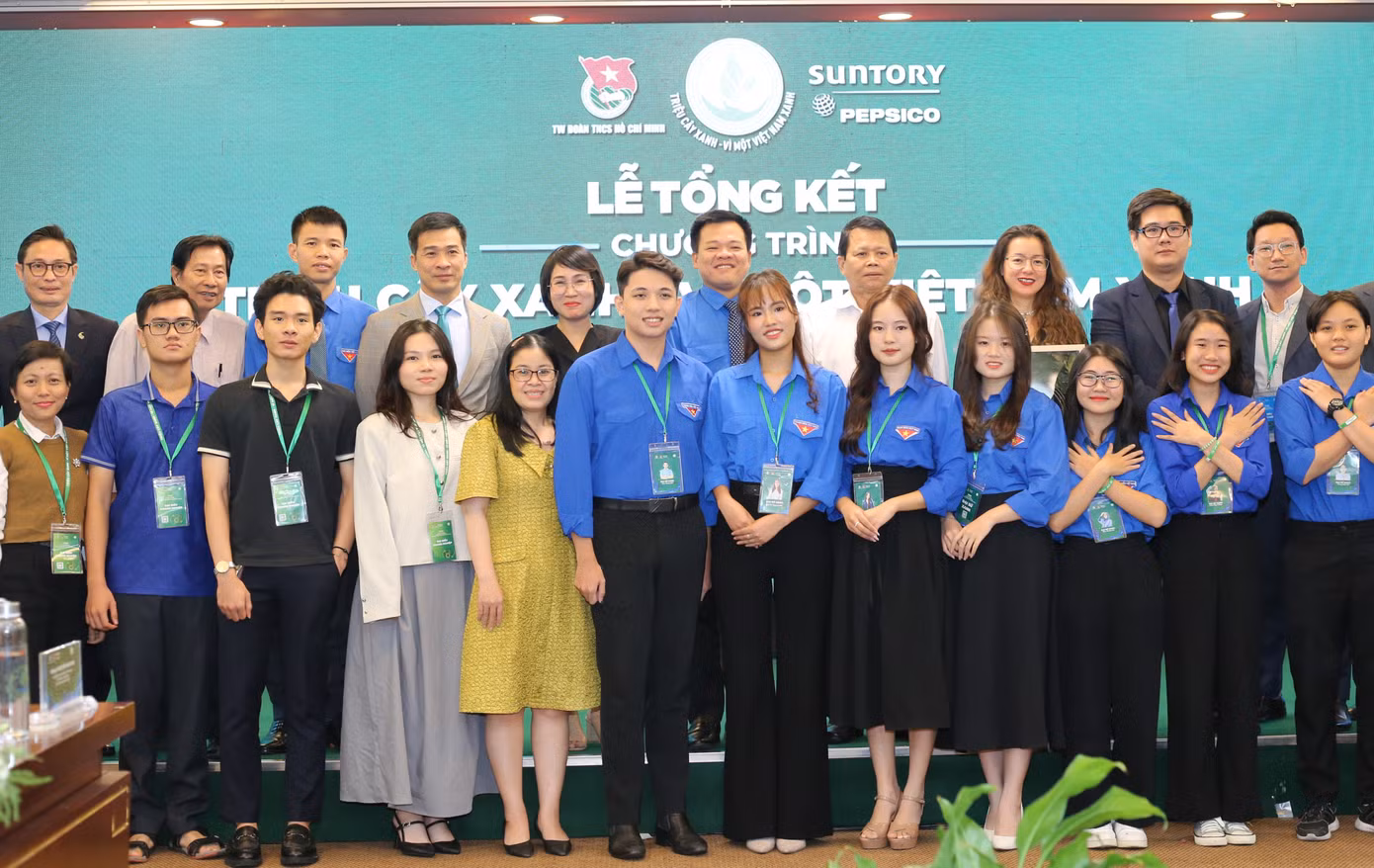Lãnh đạo các cơ quan T.Ư Đoàn cùng các đại biểu dự chương trình tổng kết chụp ảnh lưu niệm với bạn trẻ. Ảnh: Ngô Tùng