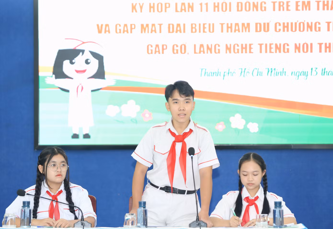 Đoàn Chủ tịch điều hành kỳ họp. Ảnh: Ngô Tùng