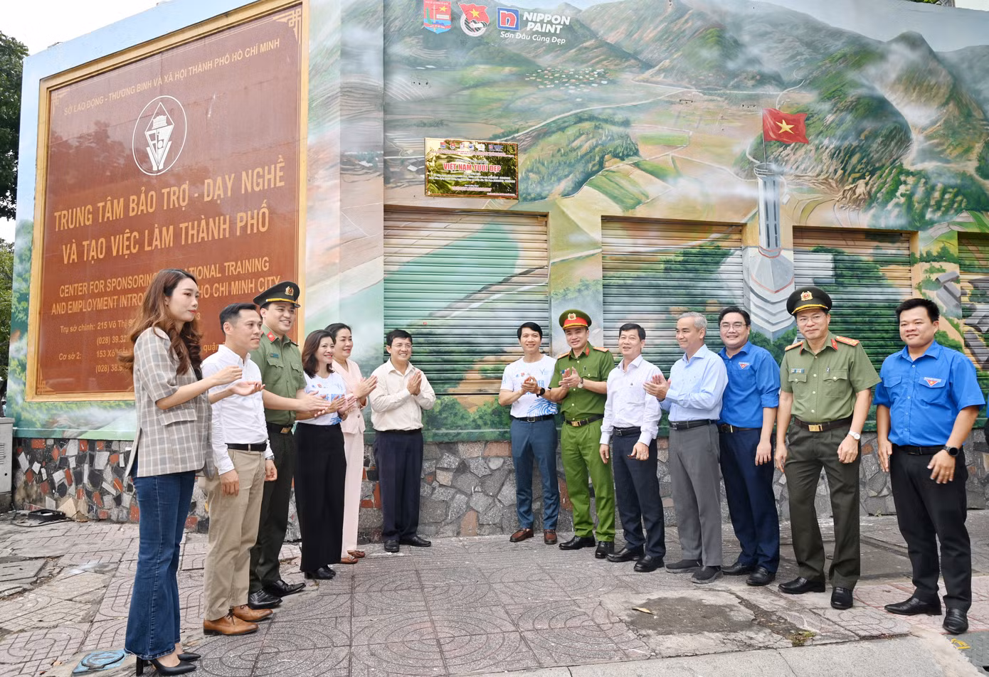 Các vị lãnh đạo bên một mảng tường bích họa vừa ra mắt.