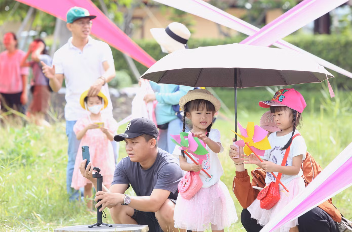 Nhiều phụ huynh đưa con em đến xem chương trình trình diễn khinh khí cầu trong ngày Tết Độc lập.