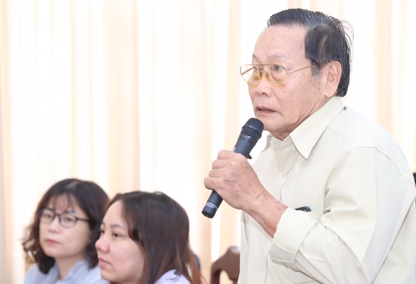 Cử tri Nguyễn Lâm Sanh trao đổi với tổ ĐBQH. Ảnh: Ngô Tùng