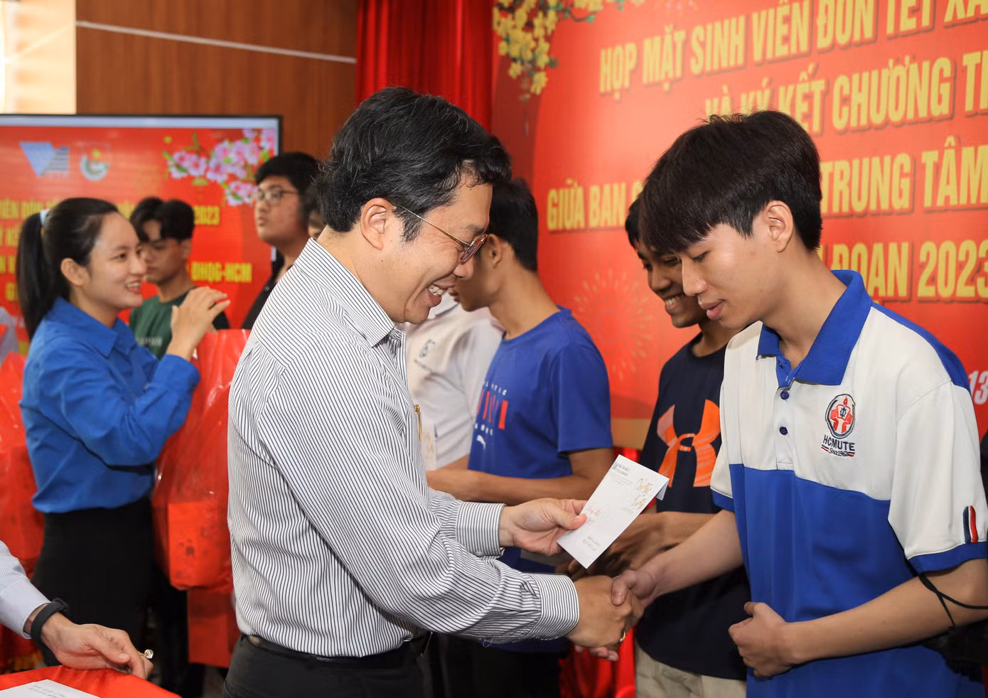 Sinh viên không về quê đón Tết được Trung tâm quản lý Ký túc xá Đại học Quốc gia TPHCM lì xì, tặng quà sớm để các bạn vui Tết vui hơn.