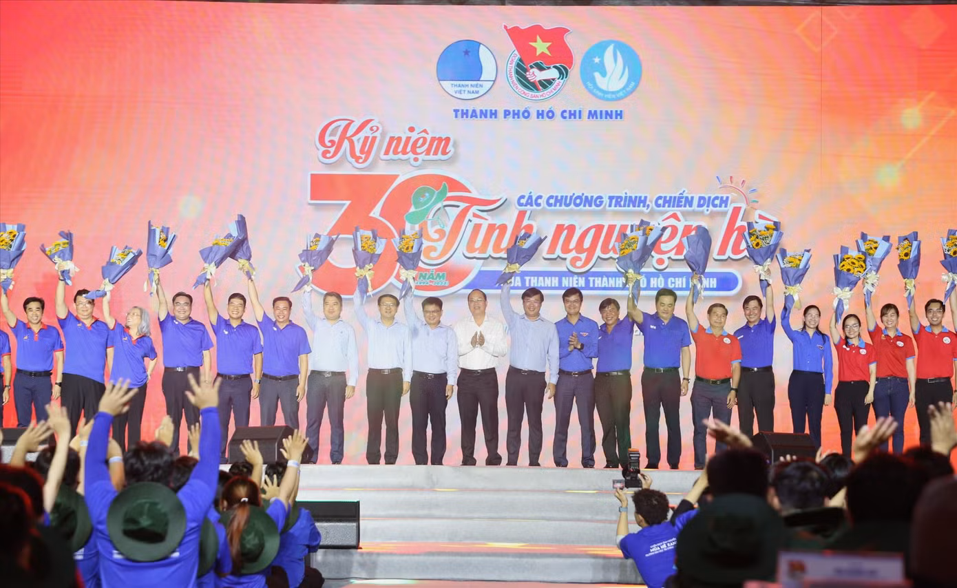Bí thư thứ nhất T.Ư Đoàn Bùi Quang Huy và Phó Bí thư Thành uỷ TPHCM Nguyễn Hồ Hải trao hoa cám ơn Chỉ huy trưởng, Trưởng BTC các chương trình, chiến dịch tình nguyện hè các thời kỳ.
