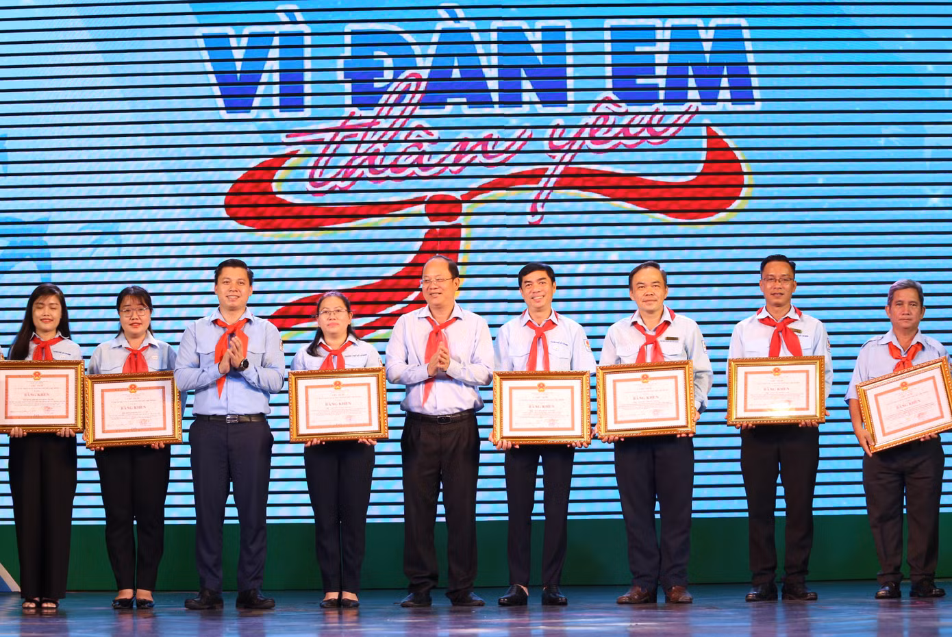 Phó Bí thư Thành uỷ TPHCM Nguyễn Hồ Hải và Phó trưởng ban Công tác thiếu nhi T.Ư Đoàn Vũ Gia Dân trao bằng khen cho các cá nhân, đơn vị đóng góp tích cực cho công tác Đội và phong trào thiếu nhi thành phố.