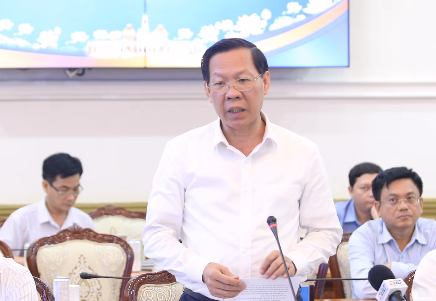 Chủ tịch UBND TPHCM Phan Văn Mãi trao đổi tại hội nghị. Ảnh: Ngô Tùng