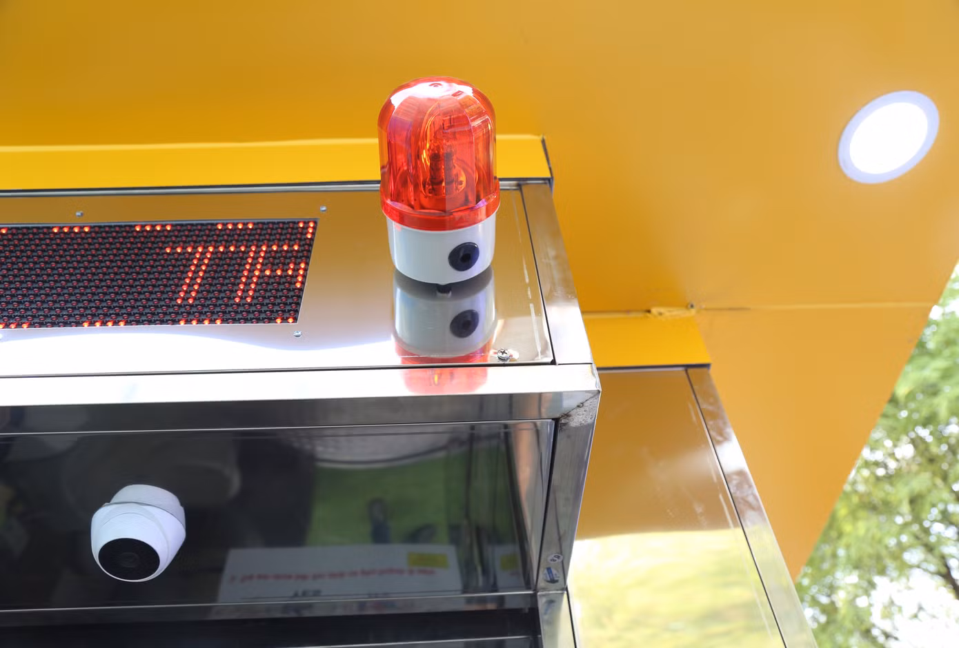 Bên ngoài nhà vệ sinh có hệ thống camera an ninh và chuông báo động trong trường hợp khẩn cấp.