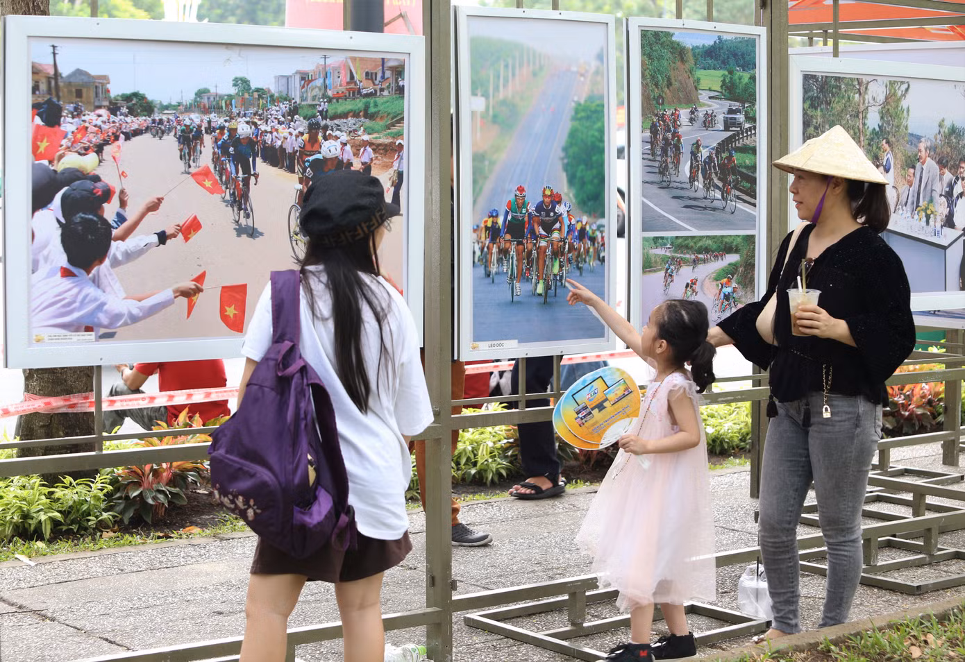 Cũng là hoạt động chào mừng ngày lễ 30/4, triển lãm ảnh ngay tại Công viên 30/4 về hành trình đua xe đạp Non sông liền một dải thu hút sự chú ý của người dân thành phố lẫn khách nước ngoài.