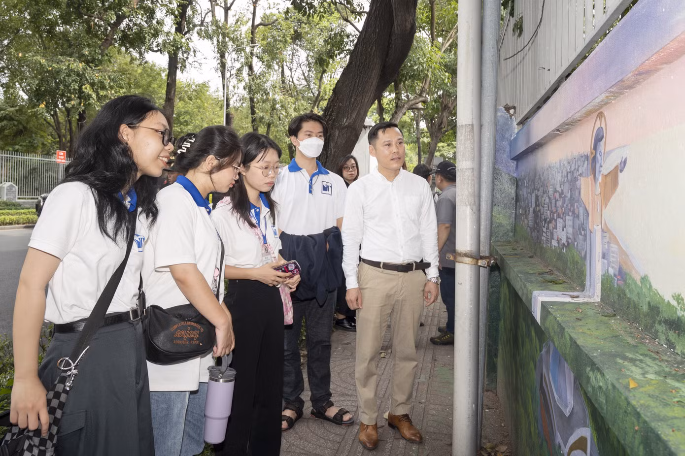 Các bạn sinh viên Trường Đại học Mỹ thuật TPHCM bên mảng tường đẹp do chính mình góp sức tạo nên. Ảnh: Quốc Thanh