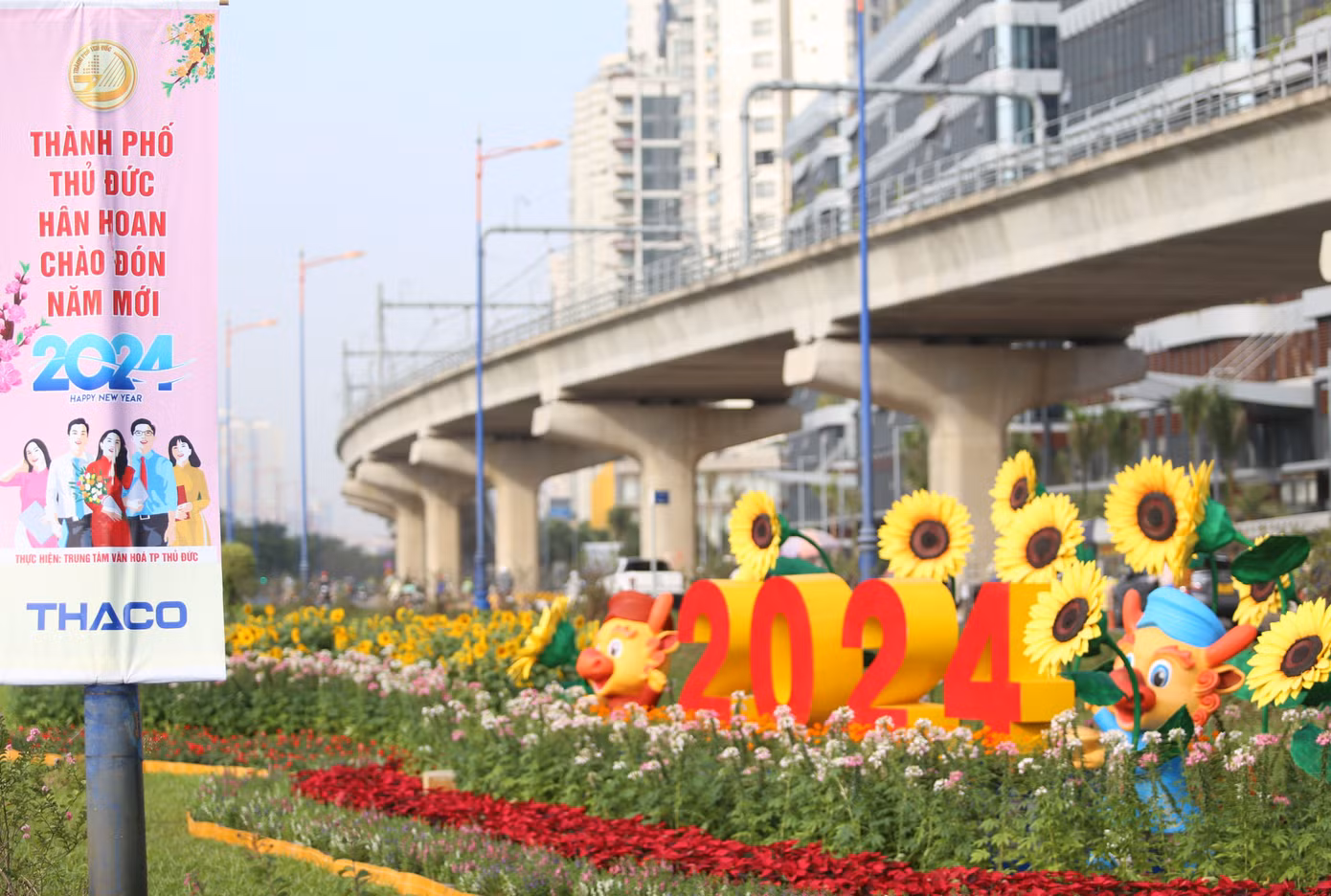 Một tiểu cảnh ấn tượng vừa được hoàn thành trên tuyến đường Võ Nguyên Giáp (đoạn qua TP Thủ Đức) với những đóa hoa hướng dương gắn với biểu tượng thân thiện của thành phố trẻ này. Ảnh: Ngô Tùng Một tiểu cảnh ấn tượng vừa được hoàn thành trên tuyến đường Võ Nguyên Giáp (đoạn qua TP Thủ Đức) với những đóa hoa hướng dương gắn với biểu tượng thân thiện của thành phố trẻ này. Ảnh: Ngô Tùng